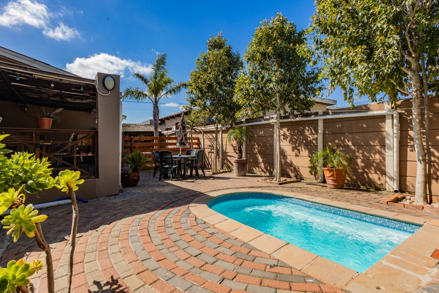 5 Bedroom Property for Sale in Peerless Park Western Cape